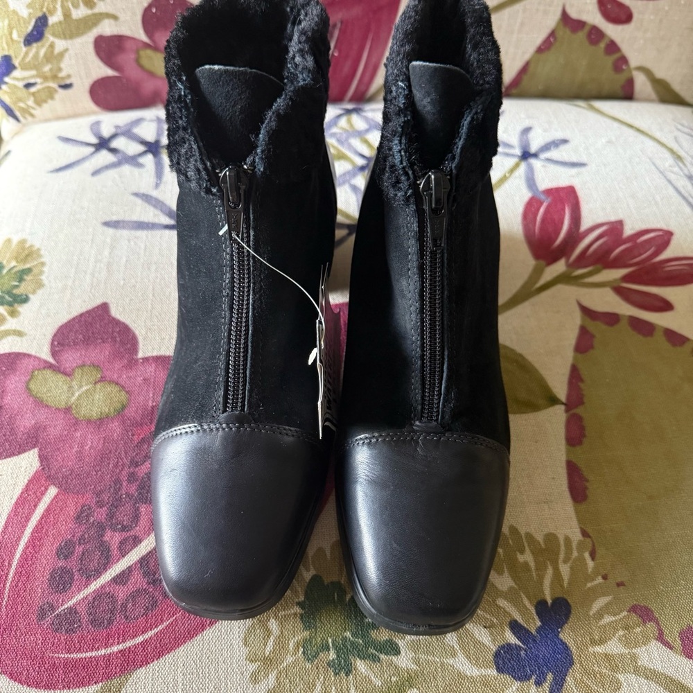 Elegant Black Ankle Boots with Faux Fur Lining